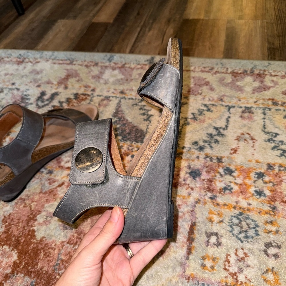 Taos Orthopedic Gray Leather Double Strap Cork Wedge Comfort Sandals Size 11 - Picture 4 of 9